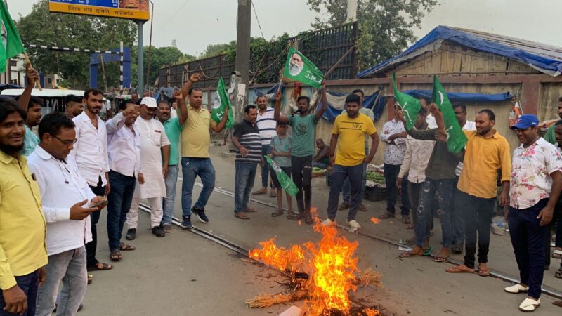 पंकज मिश्रा पर ईडी की कार्रवाई पर जताया विरोध, फूंका केंद्र सरकार का पुतला