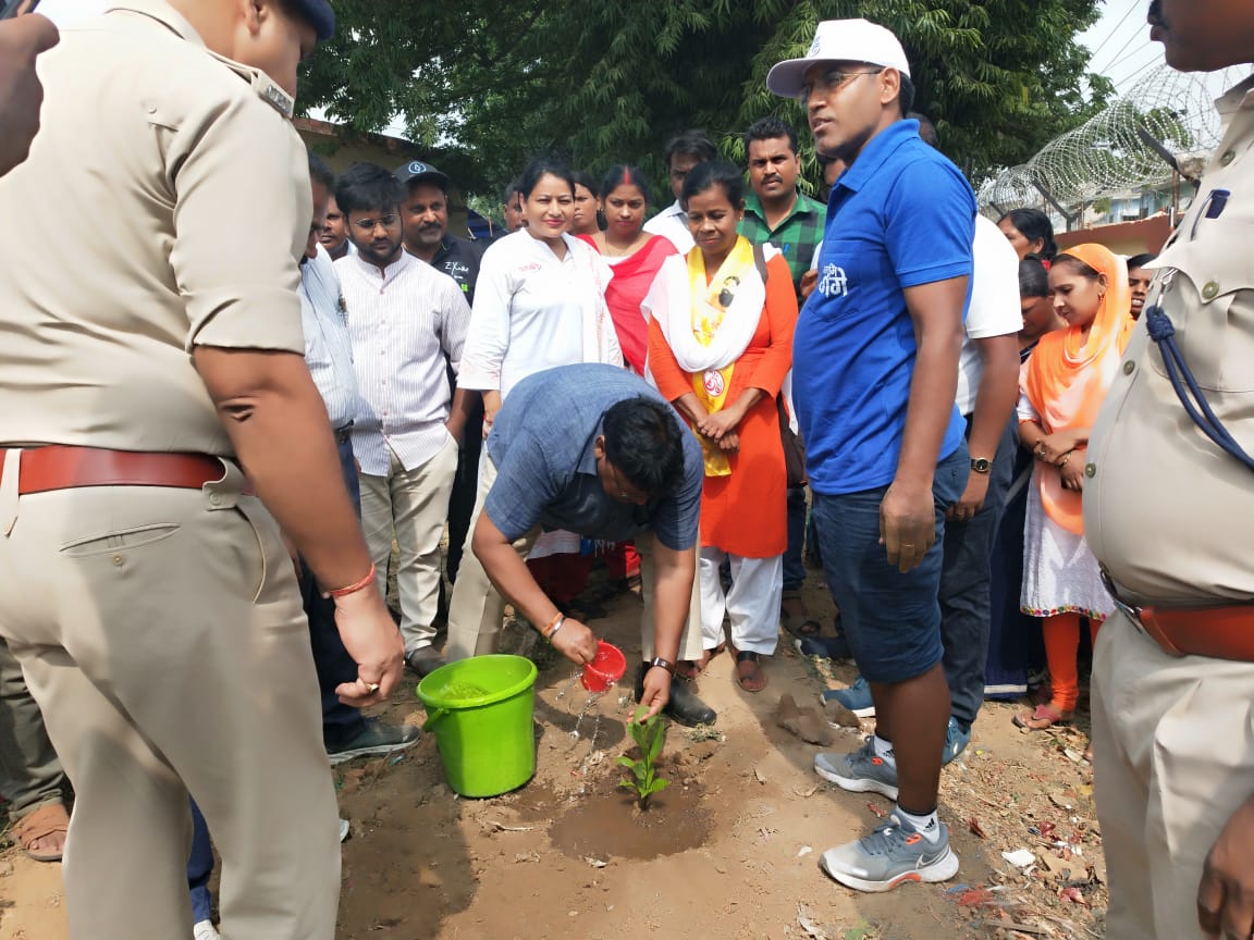 पेड़ों के प्रति उतना ही सचेत रहे जितना स्वयं के प्रति है: उपायुक्त