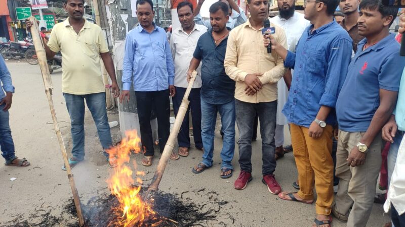 कृषक मित्रों ने किया मुख्यमंत्री और कृषि मंत्री का पुतला दहन