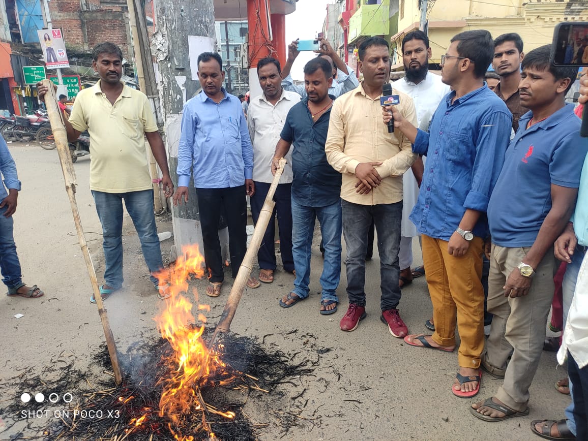 कृषक मित्रों ने किया मुख्यमंत्री और कृषि मंत्री का पुतला दहन