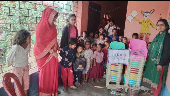 अदाणी फाउंडेशन ने मोतिया आंगनबाड़ी केंद्र को दिये कई अत्यावश्यक सामान