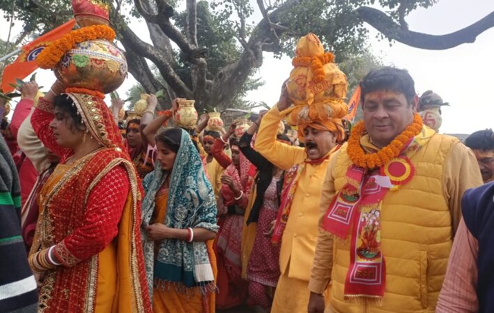 श्रद्धालुओं ने निकाली कलश शोभा यात्रा 