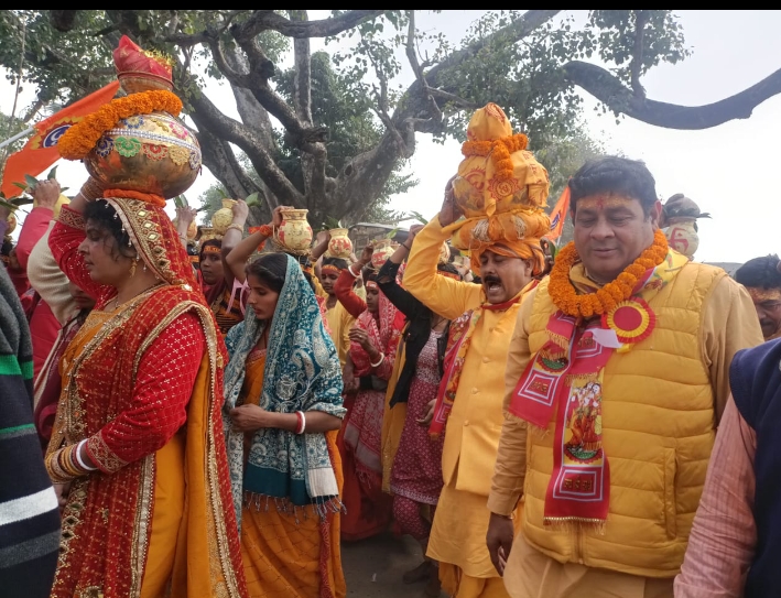 श्रद्धालुओं ने निकाली कलश शोभा यात्रा 