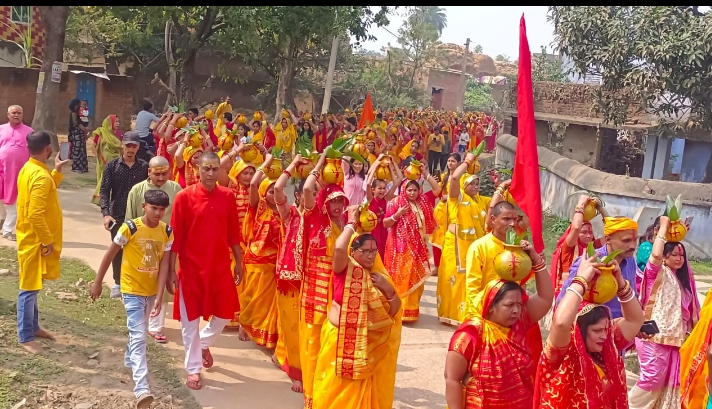 महेशपुर काली मंदिर मेंं देवी की पुर्नस्थापना को लेकर निकली कलश शोभा यात्रा