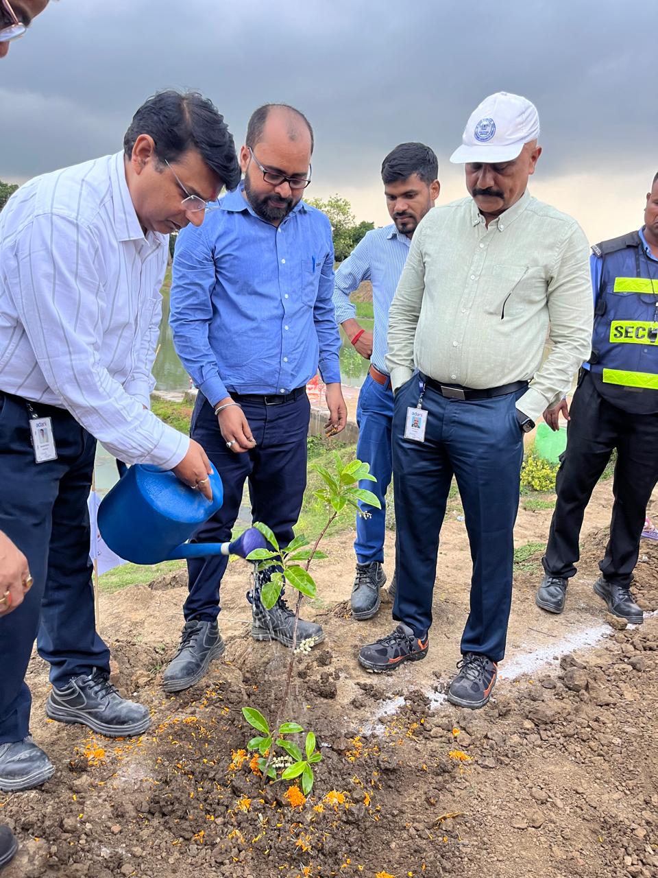 अदाणी फाउंडेशन के 28वें स्थापना दिवस पर 300 पेड़ों का हुआ वृक्षारोपण