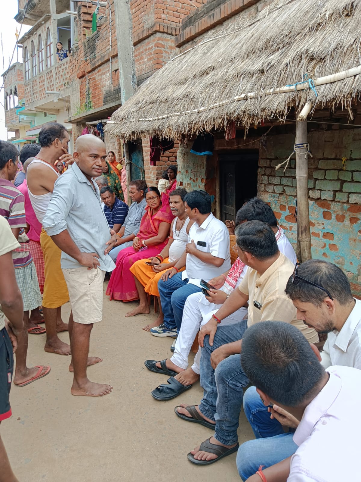 पूर्व जिला परिषद अध्यक्ष ने मृतक के परिजनों के पोछे आंसू, की आर्थिक मदद