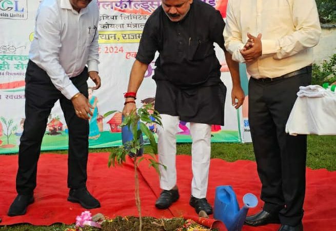 केंद्रीय कोयला राज्य मंत्री ने एक पेड़ माँ के नाम अभियान को लेकर किया वृक्षारोपण