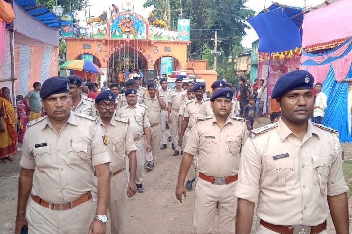 दुर्गा पूजा शांतिपूर्ण ढंग से मनाने को लेकर पंजवारा में पुलिस ने किया फ्लैग मार्च