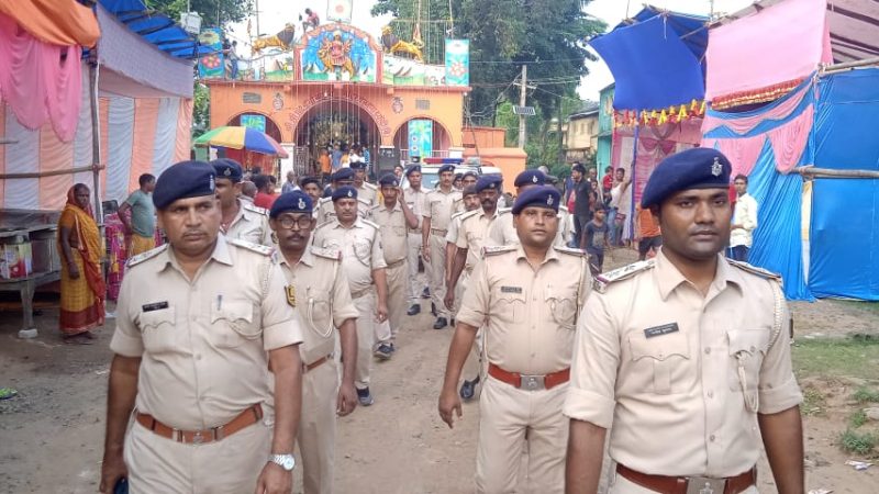 दुर्गा पूजा शांतिपूर्ण ढंग से मनाने को लेकर पंजवारा में पुलिस ने किया फ्लैग मार्च